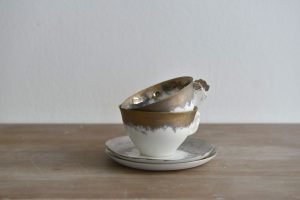 2Tassen mit Untertasse